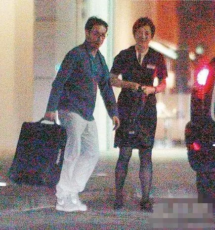 67歲劉松仁近照,比當年的劉德華還要紅,娶小20歲空姐,如今卻過著這樣的生活!