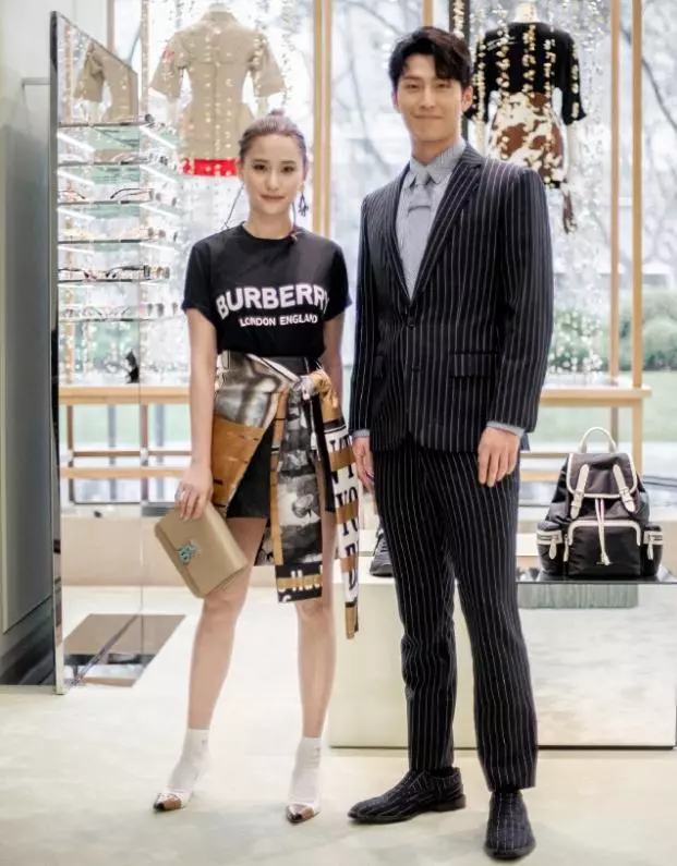竇驍戰勝霍啟山,得到賭王最美千金芳心,其前女友也是女神級別