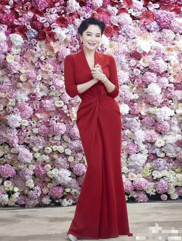 38歲秦嵐撞上65歲林青霞!秦嵐紅色拖地裙氣場開掛,林青霞更驚艷