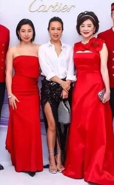 38歲秦嵐撞上65歲林青霞!秦嵐紅色拖地裙氣場開掛,林青霞更驚艷