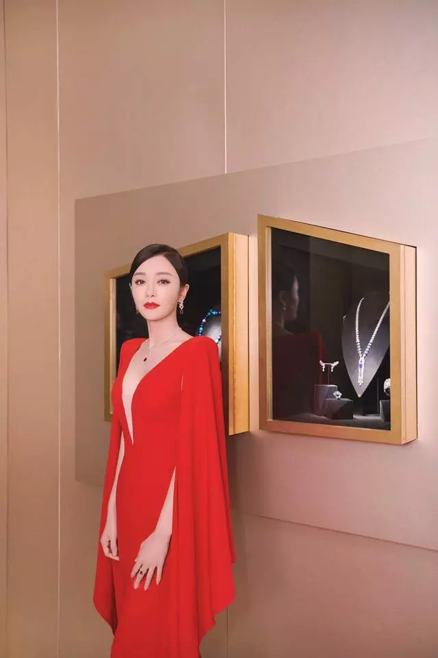 38歲秦嵐撞上65歲林青霞!秦嵐紅色拖地裙氣場開掛,林青霞更驚艷
