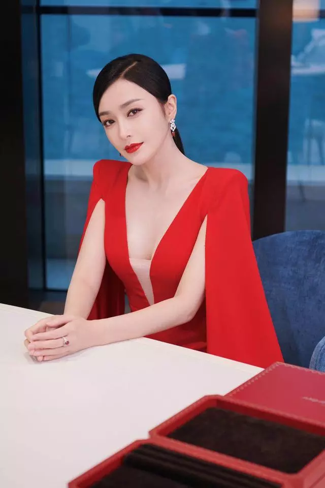 38歲秦嵐撞上65歲林青霞!秦嵐紅色拖地裙氣場開掛,林青霞更驚艷