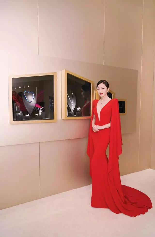 38歲秦嵐撞上65歲林青霞!秦嵐紅色拖地裙氣場開掛,林青霞更驚艷
