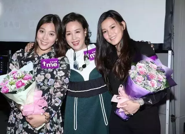 TVB老戲骨與兩個女兒出席如三姊妹:希望她們可以成家立室