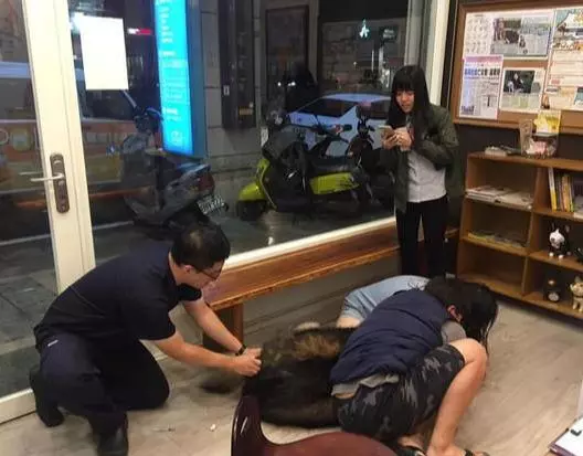 160斤大狗被訓斥,這次絕對不能凶醫生,這個醫生不能再嚇跑他了,狗狗聽後眼神超可愛
