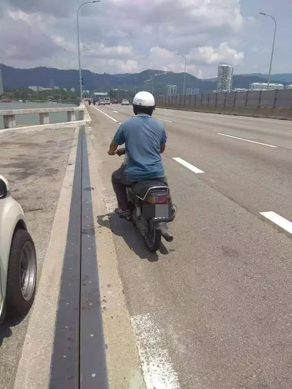 從霹靂到檳城,45歲父親駕摩哆載6歲兒子找工作 !