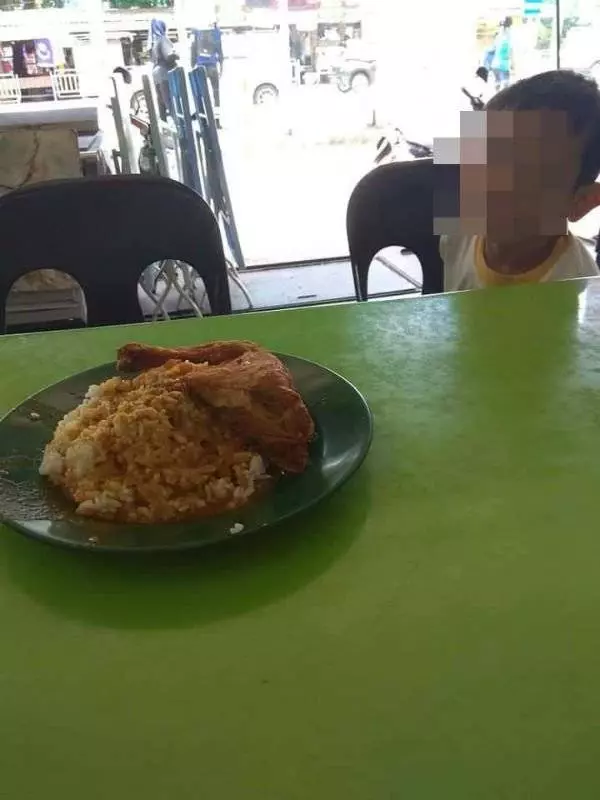 從霹靂到檳城,45歲父親駕摩哆載6歲兒子找工作 !