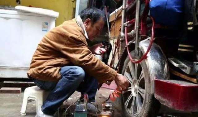 因早退4分鐘修理工被老闆開除,離開前把豪車擦一遍,老闆損失慘重!