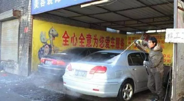 因早退4分鐘修理工被老闆開除,離開前把豪車擦一遍,老闆損失慘重!