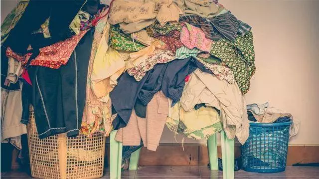 親戚送舊衣服給孩子穿被拒後生氣:那些舊衣服裡,藏著你的教養