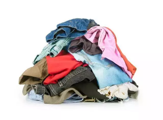 親戚送舊衣服給孩子穿被拒後生氣:那些舊衣服裡,藏著你的教養