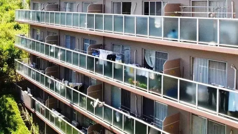 日本人設計的陽台火了,危急時刻能救命!網友:逃生再也不用「跳 樓」了!