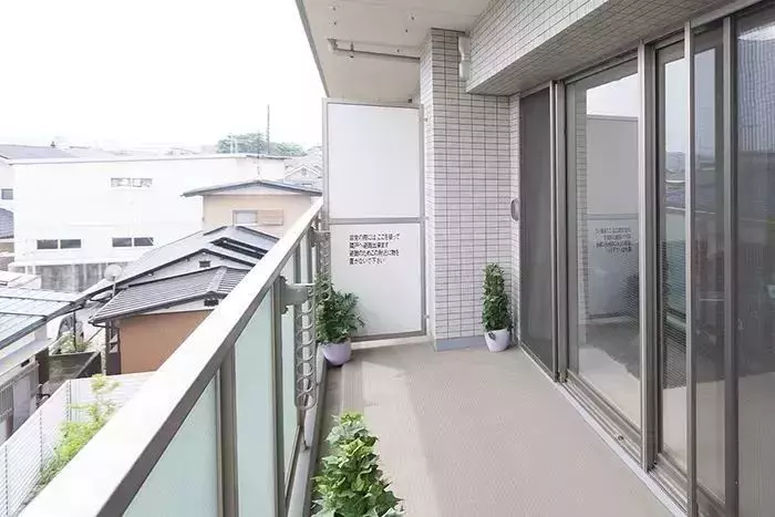 日本人設計的陽台火了,危急時刻能救命!網友:逃生再也不用「跳 樓」了!