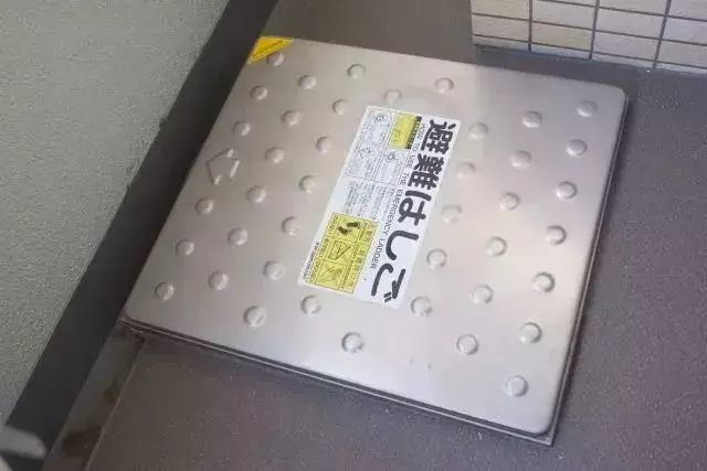 日本人設計的陽台火了,危急時刻能救命!網友:逃生再也不用「跳 樓」了!