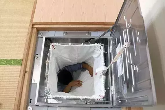 日本人設計的陽台火了,危急時刻能救命!網友:逃生再也不用「跳 樓」了!