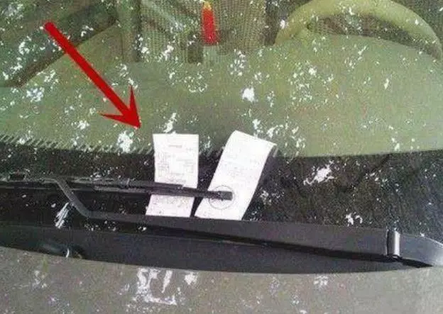 女司機路邊違停,從車上拿下一張「罰單」給自己貼上,路人都呆了!