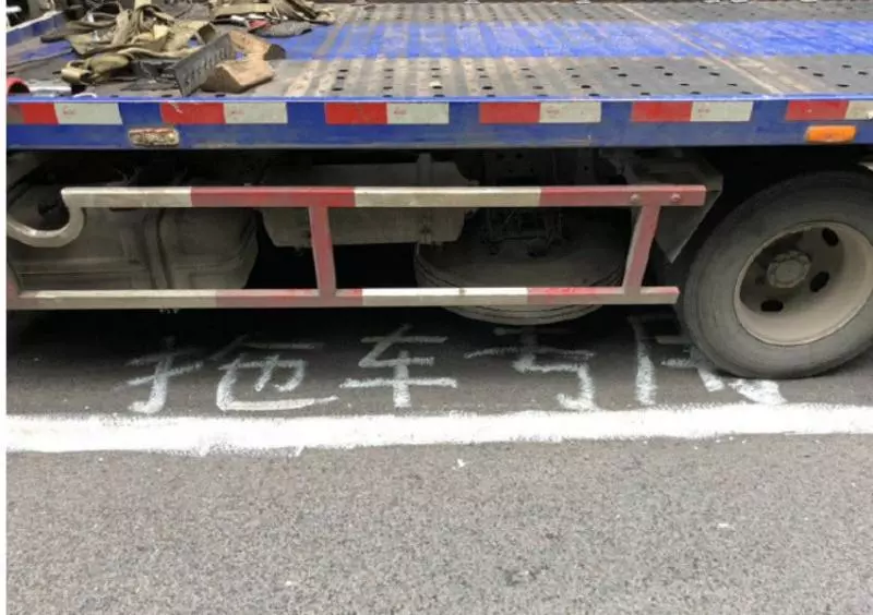 女司機路邊違停,從車上拿下一張「罰單」給自己貼上,路人都呆了!