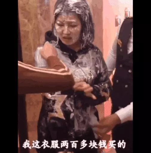 女子KTV內走錯了包間, 門開後場面太尷尬了!