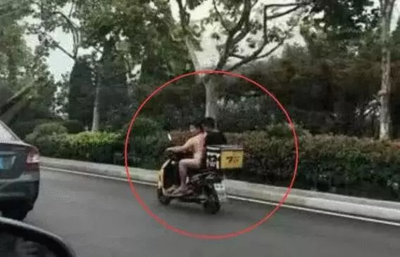 無意瞥見小哥「裸奔」, 覺得「少兒不宜」要報警, 看清後尷尬不已!