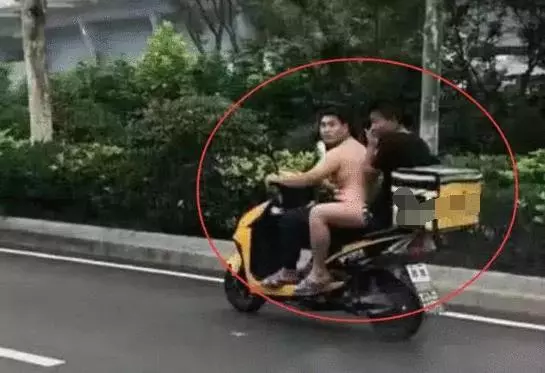 無意瞥見小哥「裸奔」, 覺得「少兒不宜」要報警, 看清後尷尬不已!