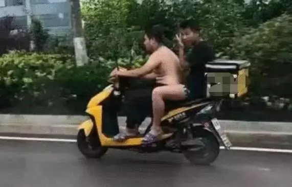 無意瞥見小哥「裸奔」, 覺得「少兒不宜」要報警, 看清後尷尬不已!