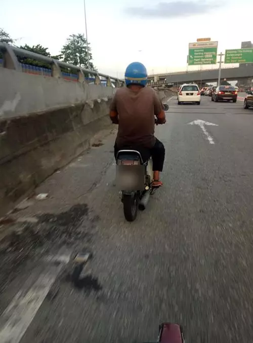 兒子拒載給50令吉添油 老翁獨騎百裡看病!