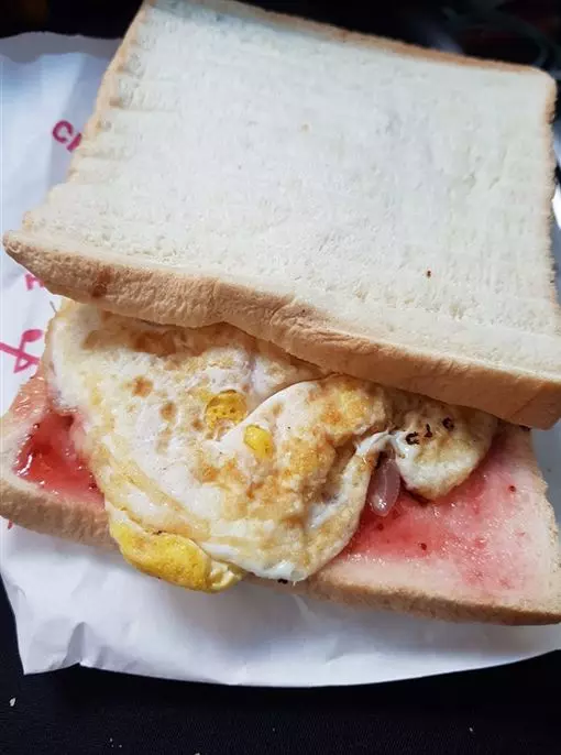 點「草莓蛋吐司」店員愣3秒 網曝隱藏版吃法:一吃成主顧