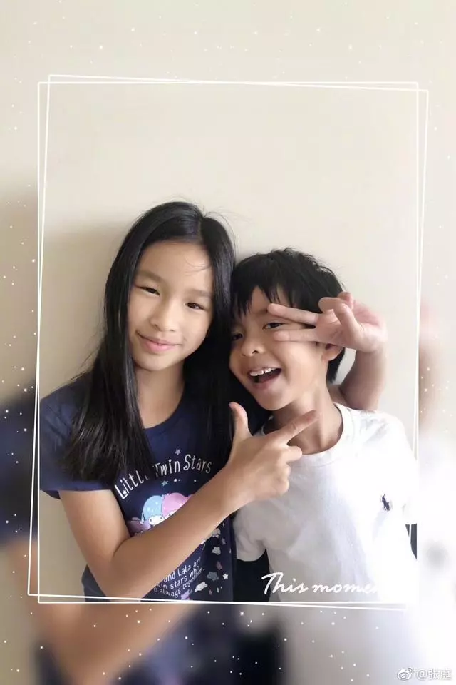 張庭曬7歲兒子帥氣照片,手裡的玩具吸引了網友的注意!