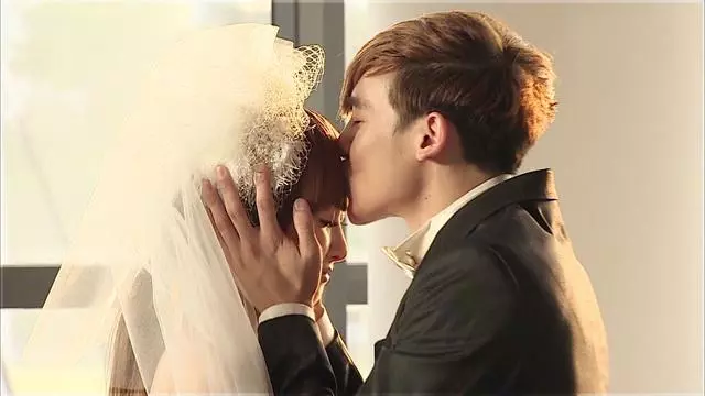 弟弟結婚我給轉了十二萬,聽到女兒說的話,我知道我的婚姻結束了