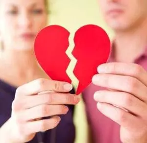 弟弟結婚我給轉了十二萬,聽到女兒說的話,我知道我的婚姻結束了