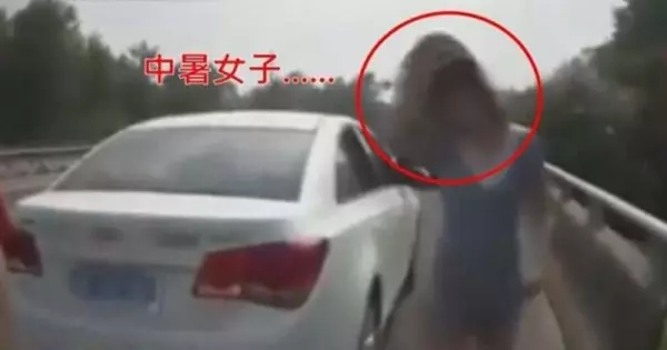 女駕駛開車開到「中暑」報警求助,警察打開車門傻住:她腦袋裝屎!