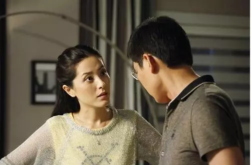 弟弟結婚給了三千紅包,看到弟媳朋友圈,我怒扇老公一耳光!