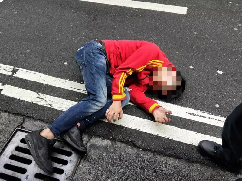 詐騙車手不想坐牢,跳「1公尺高」欄杆輕生...網傻眼:「連自己都騙!」