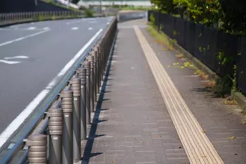 詐騙車手不想坐牢,跳「1公尺高」欄杆輕生...網傻眼:「連自己都騙!」