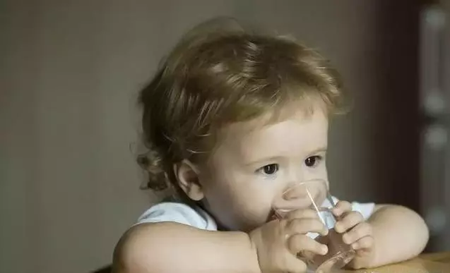 注意!3歲男孩喝了它致永久性腦損傷,家長們別再拿孩子的生命當兒戲