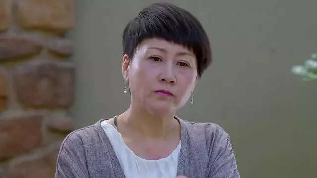 家婆誇我做飯好吃,聽到她和鄰居的對話,我蹲在門口哭!
