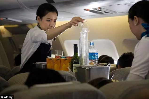 12個網友爆料「各行各業的黑暗秘密」!空姐:在飛機上不要點「有冰的飲料」