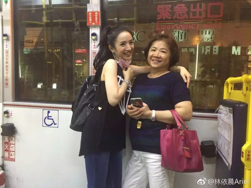 超親民!林依晨身價不菲,卻不愛名牌不炫富,最喜歡穿「平價鞋」出門 ~~~
