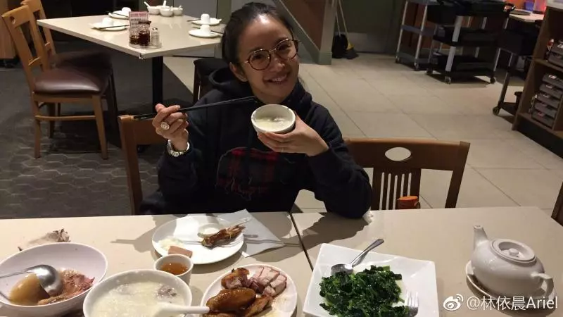 超親民!林依晨身價不菲,卻不愛名牌不炫富,最喜歡穿「平價鞋」出門 ~~~