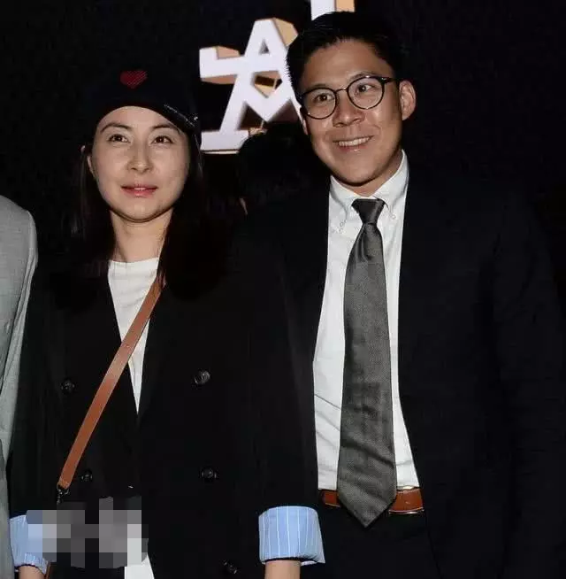 60歲朱玲玲大讚兒子霍啟剛三胎,顏值高氣質佳勝過兒媳郭晶晶!