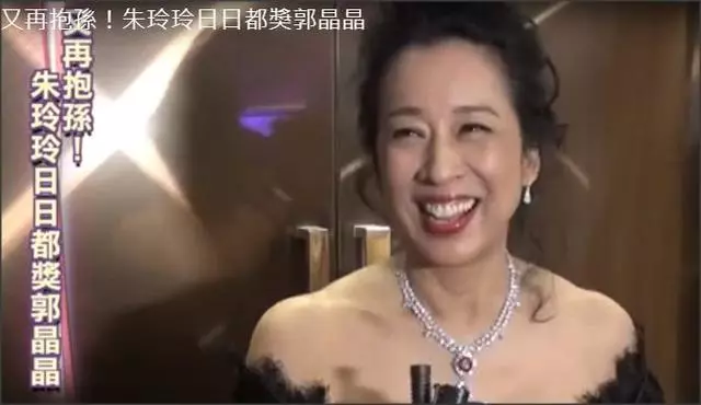 60歲朱玲玲大讚兒子霍啟剛三胎,顏值高氣質佳勝過兒媳郭晶晶!