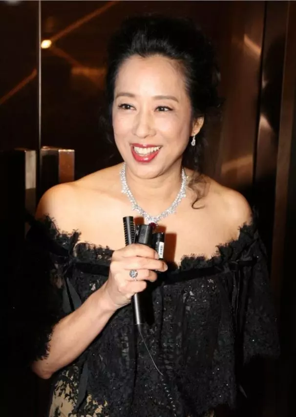 60歲朱玲玲大讚兒子霍啟剛三胎,顏值高氣質佳勝過兒媳郭晶晶!