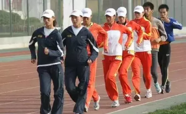 每天6000步,「走垮」糖尿病、高血壓、高血脂,但醫生提醒:記住3要點,不要瞎走