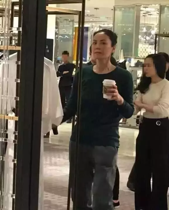 王菲帶女兒李嫣逛商場,一眼就看出跟張柏芝的差別!