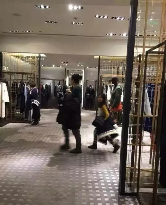 王菲帶女兒李嫣逛商場,一眼就看出跟張柏芝的差別!