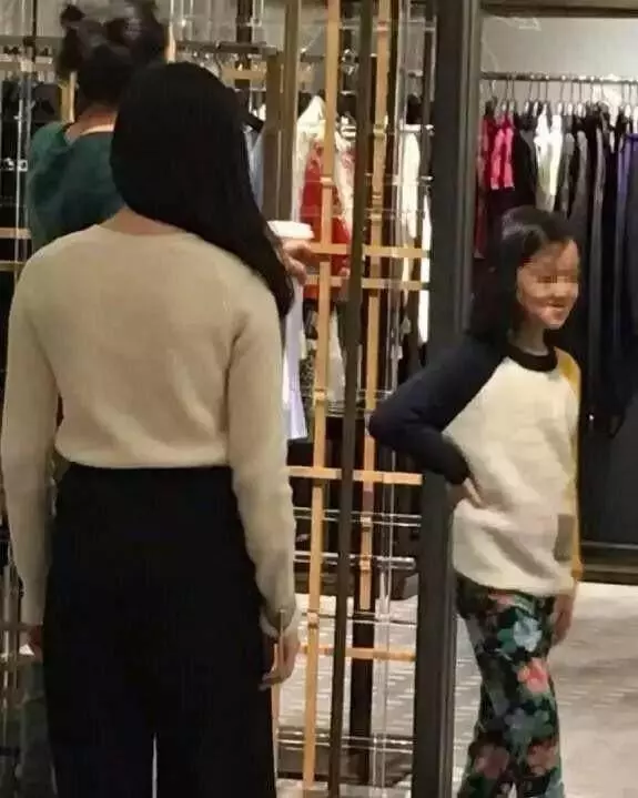 王菲帶女兒李嫣逛商場,一眼就看出跟張柏芝的差別!