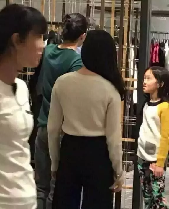 王菲帶女兒李嫣逛商場,一眼就看出跟張柏芝的差別!