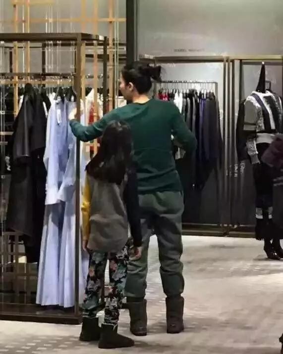 王菲帶女兒李嫣逛商場,一眼就看出跟張柏芝的差別!