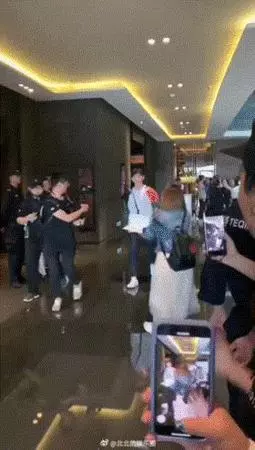 好溫柔一男的!鄧倫被粉絲抓手拉扯要簽名,這一反應暖炸~~~