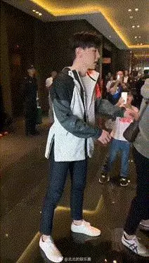 好溫柔一男的!鄧倫被粉絲抓手拉扯要簽名,這一反應暖炸~~~